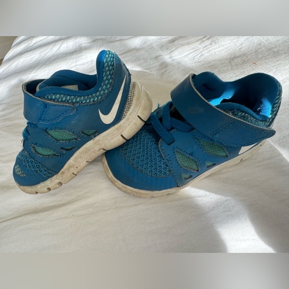 Nike toddler runners, size 5C, bright blue - Picture 3 of 5
